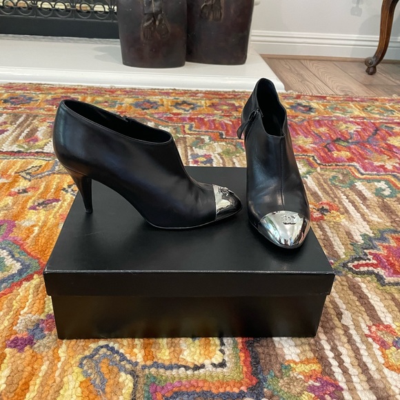 ๐บ๐๐บ Chanel Black Leather Booties with CC Logo Silver Toe Cap - Picture 3 of 10
